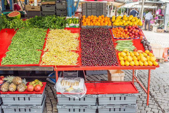 &Auml;rtor, k&ouml;rsb&auml;r, mandariner, citroner och andra fruker mm saluf&ouml;rs i torhandeln p&aring; H&ouml;torget i Stockholm