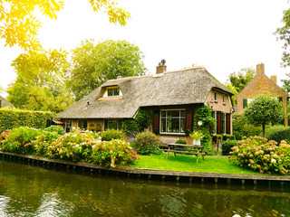 Fototapeta na wymiar GIETHOORN, NETHERLANDS - dutch countryside of houses and canal