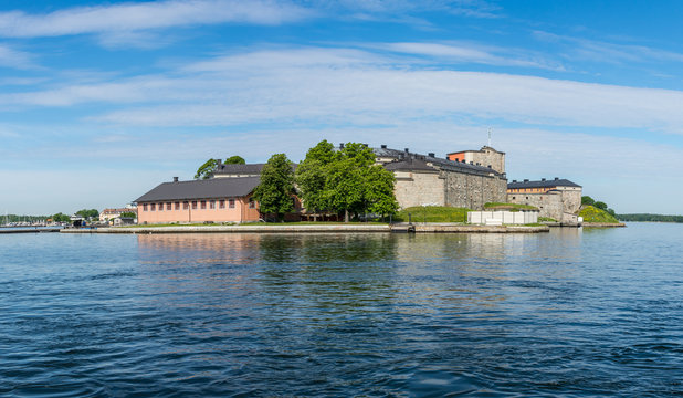 Vaxholms Fästning ligger på en egen liten ö i sundet mellan Vaxholm och Rindö