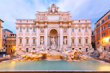 Fototapeta premium Rzym Fontanna di Trevi lub Fontana di Trevi rano, Rzym, Włochy. Trevi to największa barokowa, najbardziej znana i odwiedzana przez turystów fontanna Rzymu.