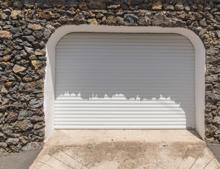 Weißes Garagentor einer Garage