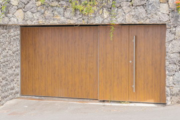 Braunes Garagentor zum schieben © GM Photography