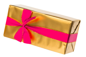 paquet cadeau doré avec ruban rose, fond blanc 
