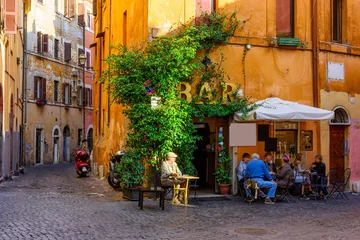 Fotobehang Rome Gezellige oude straat in Trastevere in Rome, Italië
