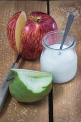 Tentempié saludable de fruta y leche