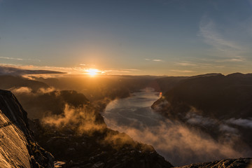 Fjord von oben bei Sonnenaufgang