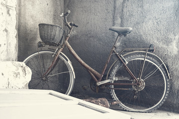 Fototapeta na wymiar very old bicycle stands in a ruin