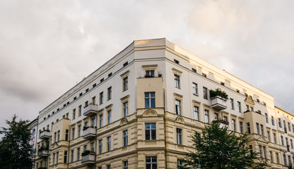 Fototapeta na wymiar yellow corner building in berlin