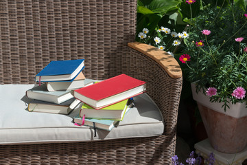 Freizeit im Sommer, lesen auf dem Balkon
