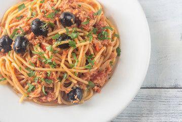 Spaghetti with tuna and black olives