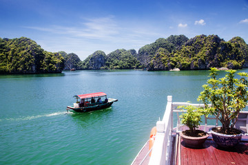 Naklejka premium cruising among beautiful limestone rocks and secluded beaches in Ha Long bay, UNESCO world heritage site, Vietnam