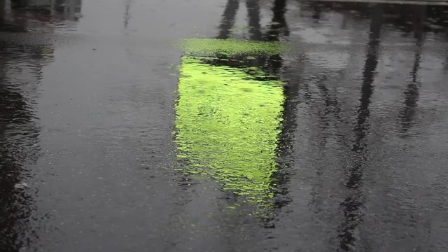 Pioggia in citt&agrave; sulla strada di sera