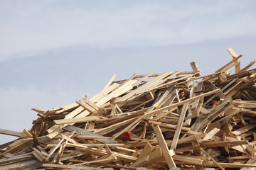 Holzhaufen, Holzmüll einem Schrottplatz