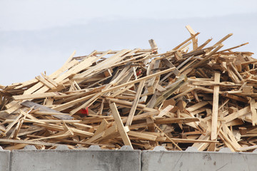 Holzhaufen, Holzmüll einem Schrottplatz