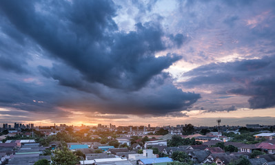 Fototapeta na wymiar Sunset with cloudy sky over the city