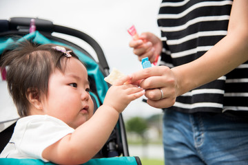 お菓子を食べる赤ちゃん