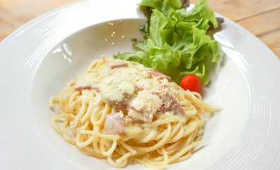 spaghetti with ham and bacon