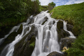Naklejka premium Wildbach über Plaun da Lej im Oberengadin