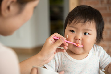 離乳食を食べる