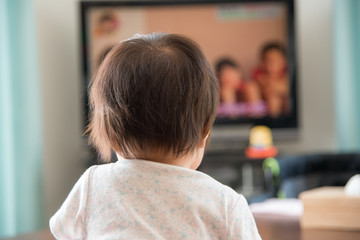 テレビを見る赤ちゃん