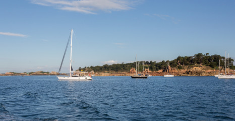 Bateau pr&egrave;s de l'&icirc;le de Br&eacute;hat