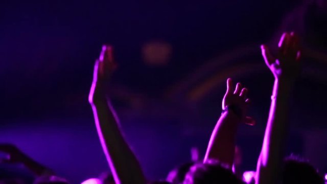 Discoteca notturna con persone che ballano, dj consolle e cocktail