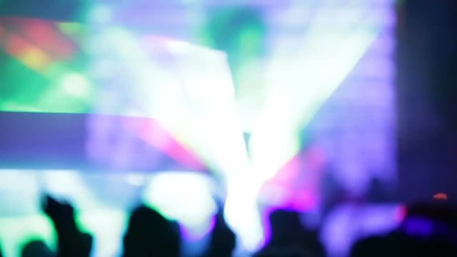 Discoteca notturna con persone che ballano, dj consolle e cocktail