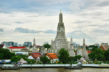 Naklejka premium Bangkok, Tajlandia - 25 sierpnia 2017: Świątynia Świtu lub Wat Arun po renowacji. Znajduje się po zachodniej stronie rzeki Chao Praya