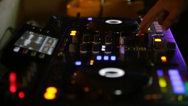 Discoteca notturna con persone che ballano, dj consolle e cocktail