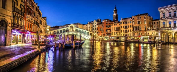 Fototapeten Italien-Schönheit, spätabendlicher Blick auf die berühmte Kanalbrücke Rialto in Venedig, Venezia © radko68