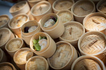 pesce in scatole di bamboo