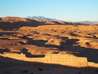 Fototapeta premium Desert and high ATLAS MOUNTAINS range landscape in central Morocco