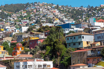 Fototapeta premium View over the colorful houses of Valparaiso in Chile
