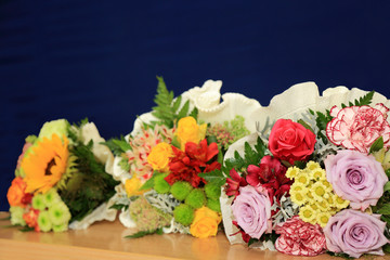 Bukiety kolorowych kwiatów na stole. - obrazy, fototapety, plakaty