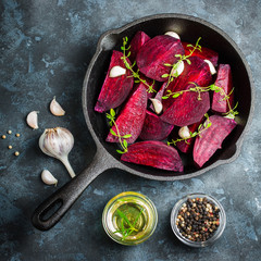 Raw beetroot with balsamic, garlic and herbs. Top view, copy space. - obrazy, fototapety, plakaty