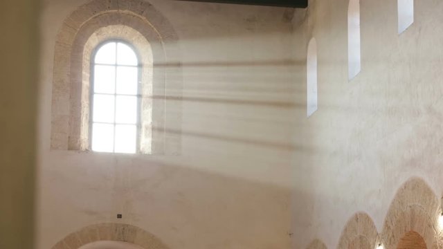 Fascio di luce proveniente da una finestra di una cattedrale regligiosa