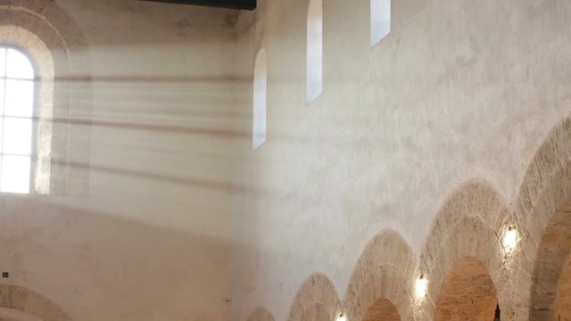 Fascio di luce proveniente da una finestra di una cattedrale regligiosa