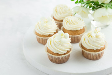 Obraz na płótnie Canvas vanilla cupcakes with cream cheese frosting
