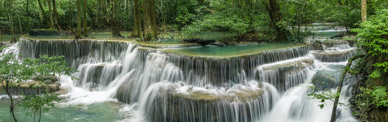 Fototapeta premium Huai Mae Khamin Waterfall (szóste piętro), tropikalny las deszczowy w Srinakarin Dam, Kanchanaburi, Thailand.Huai Mae Khamin Waterfall jest najpiękniejszym wodospadem w Tajlandii. Niewidzialna Tajlandia