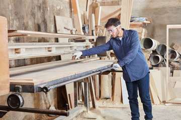 Schreiner arbeitet am Bandschleifer