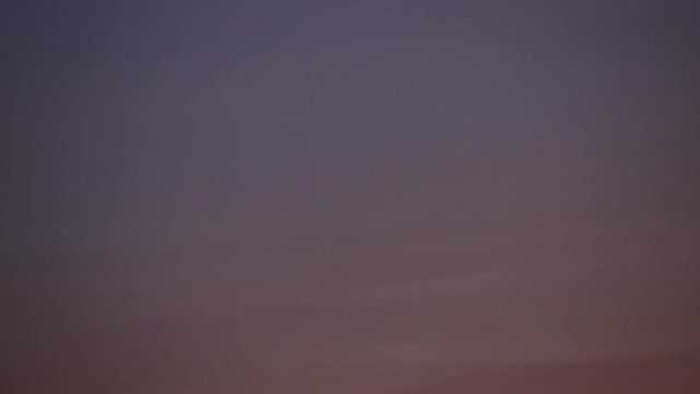 Tramonto infuocato oltre le montagne