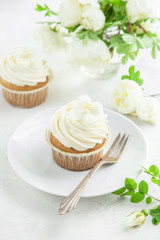 vanilla cupcakes with cream cheese frosting