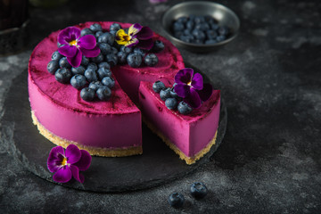 no baked blueberry mousse cake on dark background