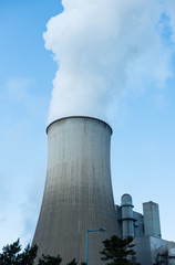 Braunkohlenkraftwerk für die Stromerzeugung - Wasserdampf steigt aus Kühlturm auf