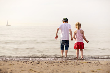 Kinder am Strand