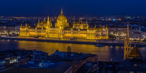 Budapester Parlament bei Nacht