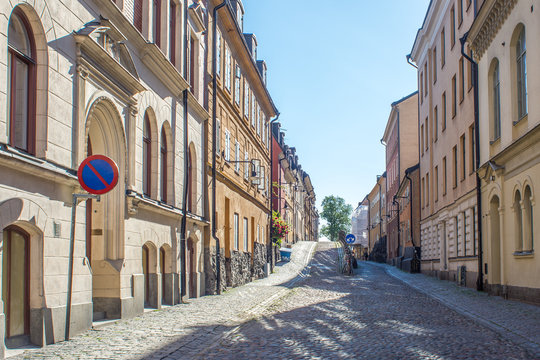 Den fina och bevarade Brännkyrkagatan på Söder med hus, gatlyktor och gatbeläggning som den hade redan på 1800-talet