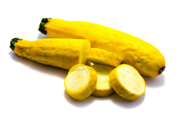 Gelber Zucchini Zucchinis isoliert freigestellt auf weißen Hintergrund, Freisteller