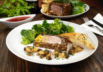 Rehterrine mit Salat und Blätterteiggebäck