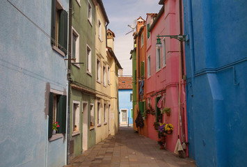 Fototapeta premium Small, cozy courtyard with colorful cottage / Burano, Venice/ The small yard with bright walls of houses